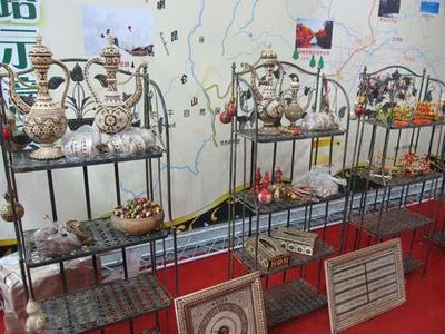 匠心獨運(yùn) 新疆喀什多功能茶臺的工藝與文化